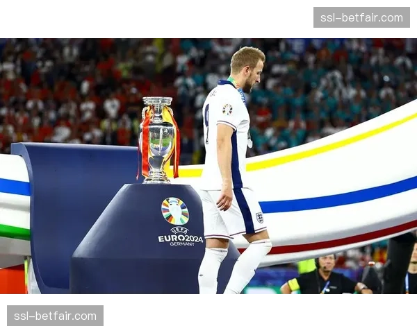 纪录之夜:凯恩超越莱万,成为单赛季欧冠进球最多的英格兰球员 纪录之夜:凯恩超越莱万,成为单赛季欧冠进球最多的英格兰球员