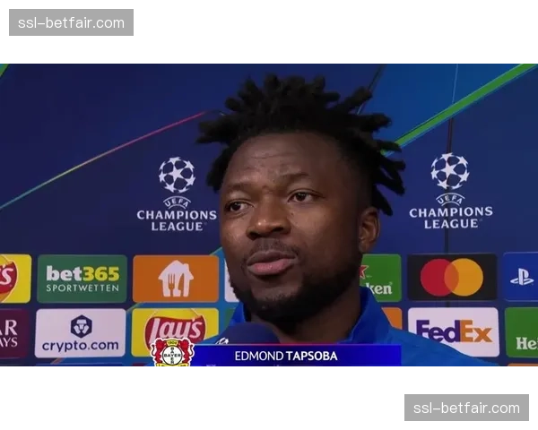 特写：终场哨响，勒沃库森后卫塔普索巴低头瘫坐草坪