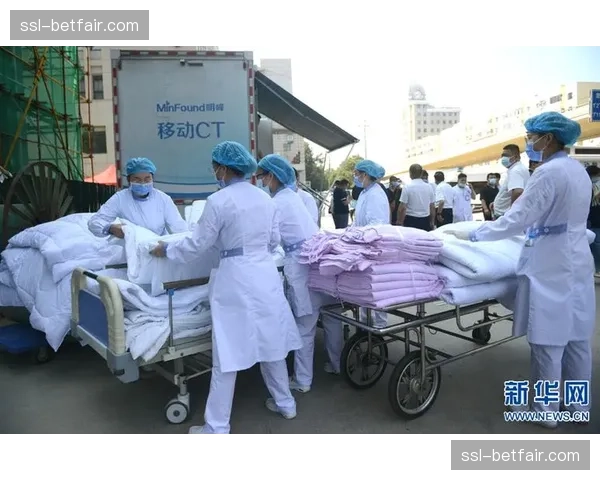 芝加哥天空队医团队在中场休息时使用新型便携式理疗仪，助主力前锋迅速恢复状态